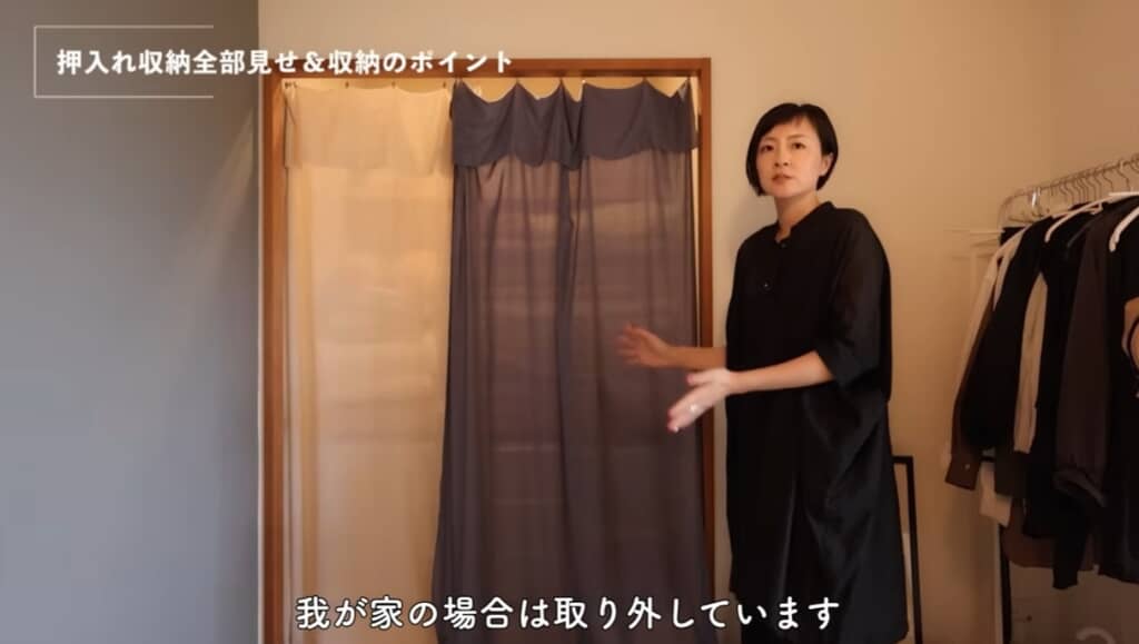 扉の代わりに布をかけています