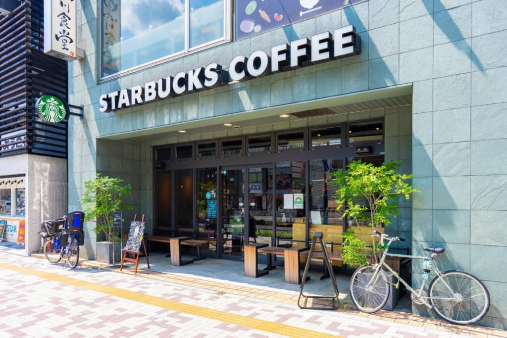 スタバで持ち帰り箱に描かれていたのは（出典：PIXTA）