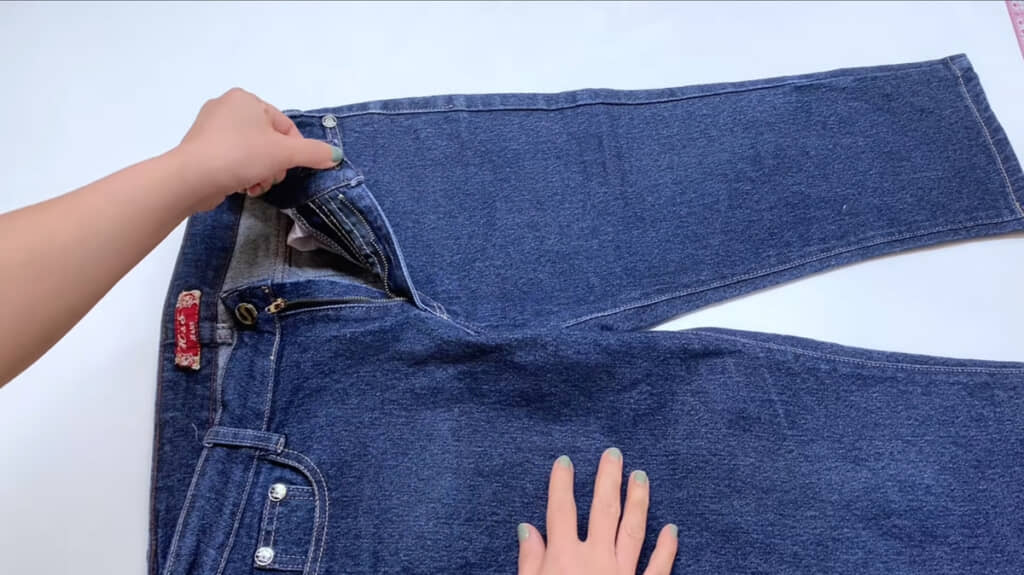 古くなったデニムジーンズを再利用