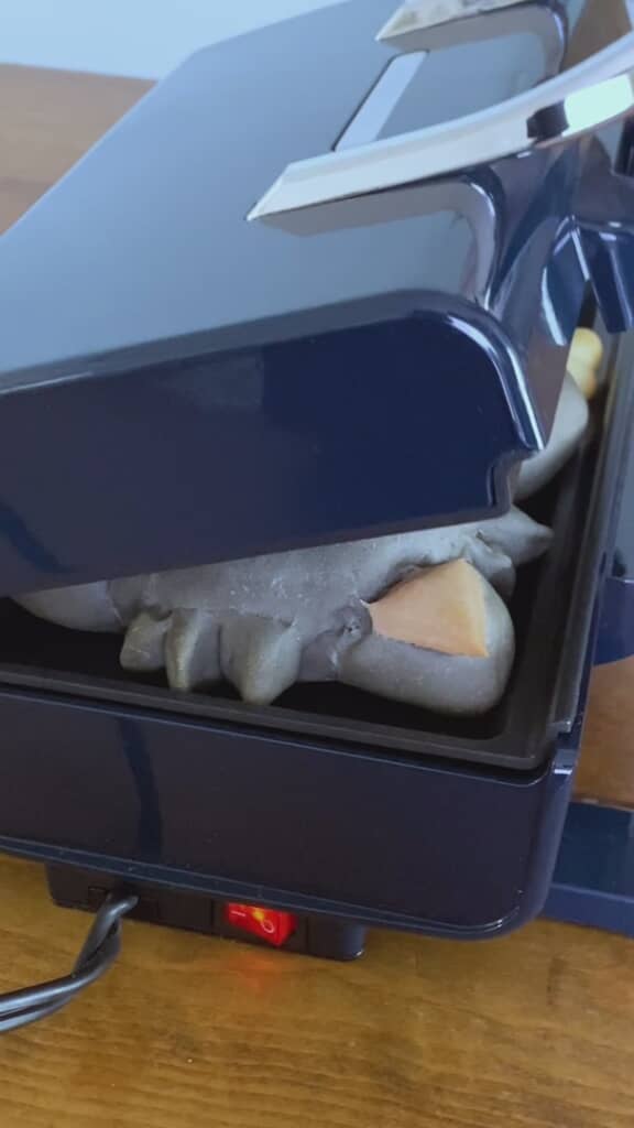ホットサンドメーカーにすっぽり