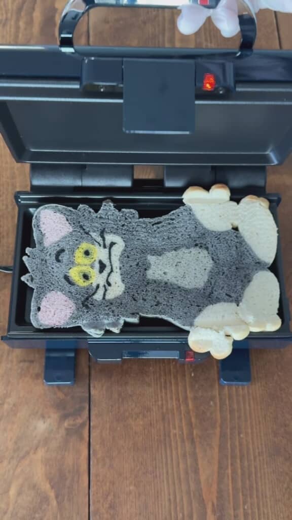 ふたを開けるとぺったんこのトムが登場!