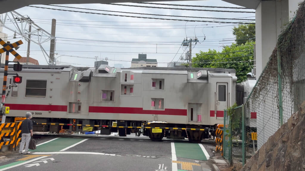 見慣れない車両の電車が通過した
