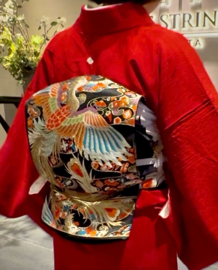 あざやかな鳳凰の帯もすてき