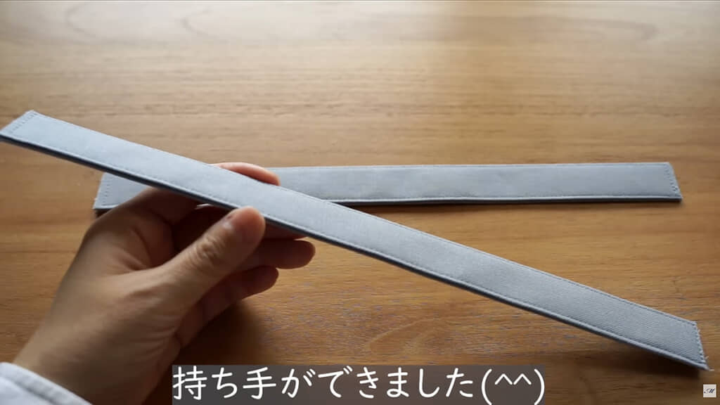 接着芯を貼った布を四つ折りにして持ち手を作ります