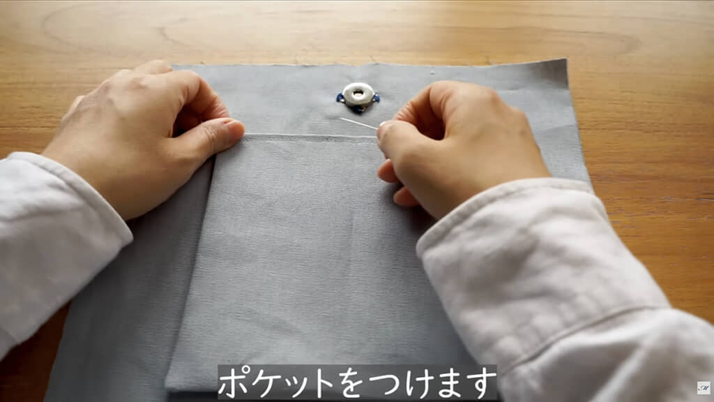 裏地にマグネットホックとポケットを付けます