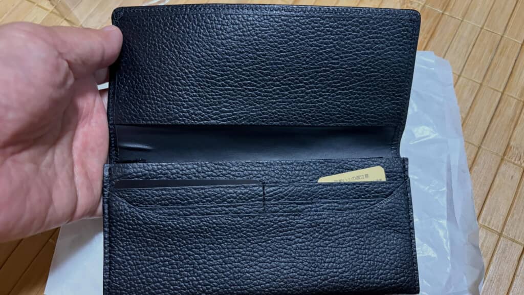 内側を開いた黒い長財布、カード収納と札入れ