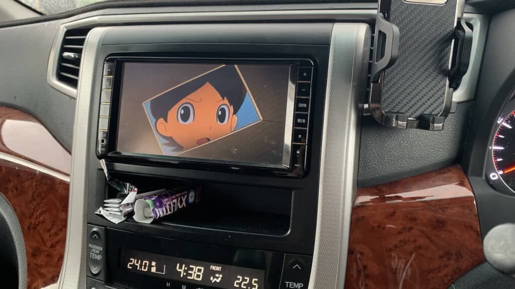 車のカーナビ画面にアニメ妖怪ウォッチのケータが表示されている