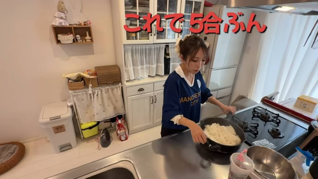 子ども達の補食におにぎりの作り置きをします