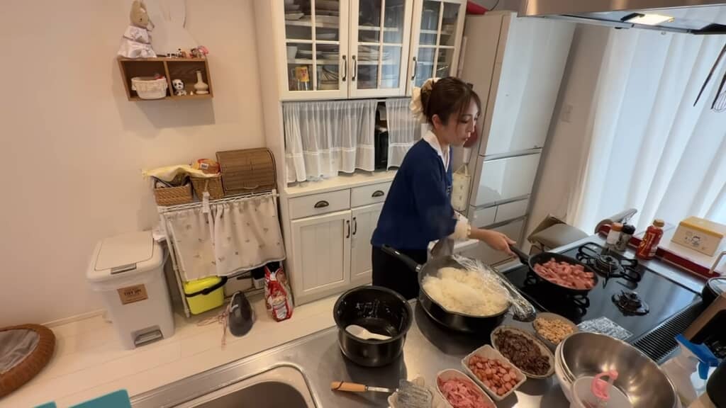 大量のごはんと具材を作ります