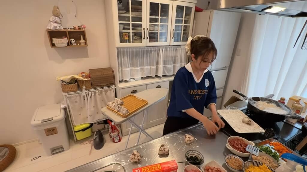 おにぎりを1つずつラップで包みます