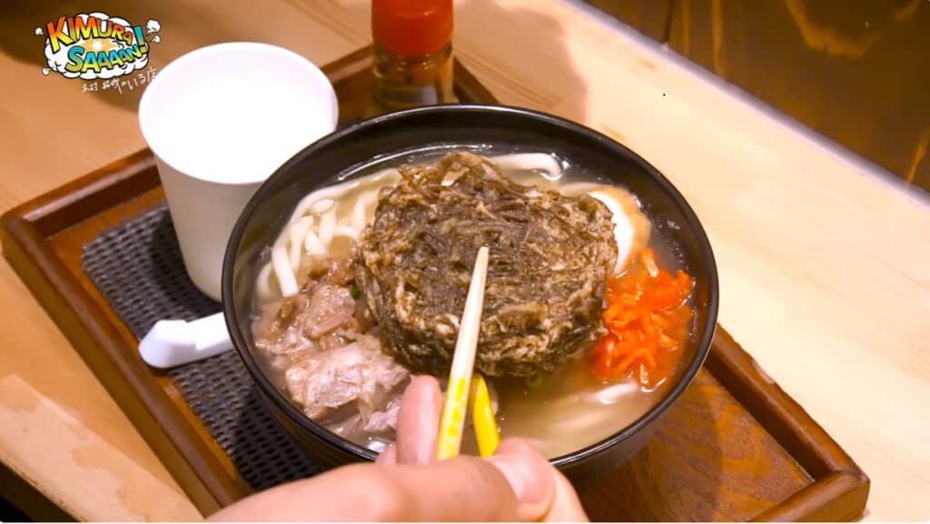 もずくてんぷらをソーキそばにのせた、ボリュームたっぷりのメニューを完食（※画像は木村拓哉YouTubeから）