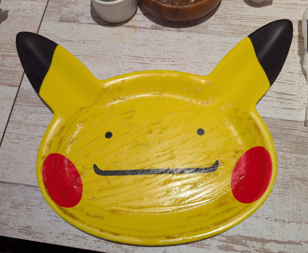 完食した先には、線が素朴すぎるピカチュウの顔。メタモンさん、何にでも化けられるけどツメが甘いから……