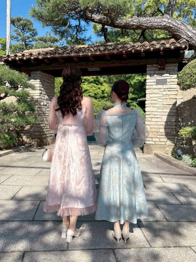 デザイナーの姉が作った姉妹おそろいのドレスが素敵すぎる