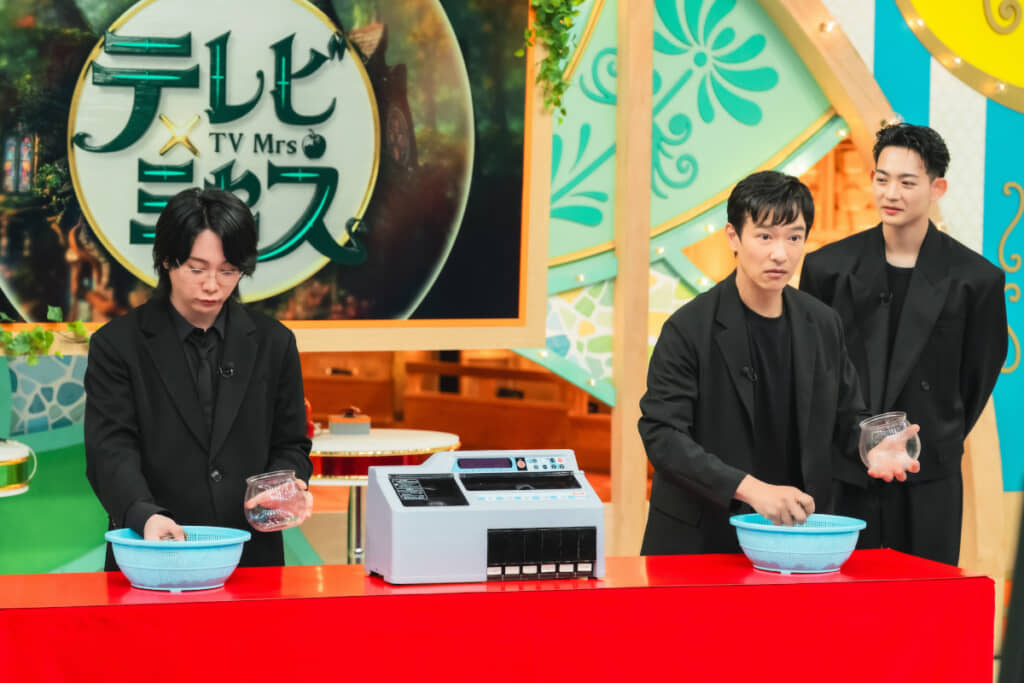 「100円玉ピッタリ1万円つかみ」に挑戦する堺さんと大森さん