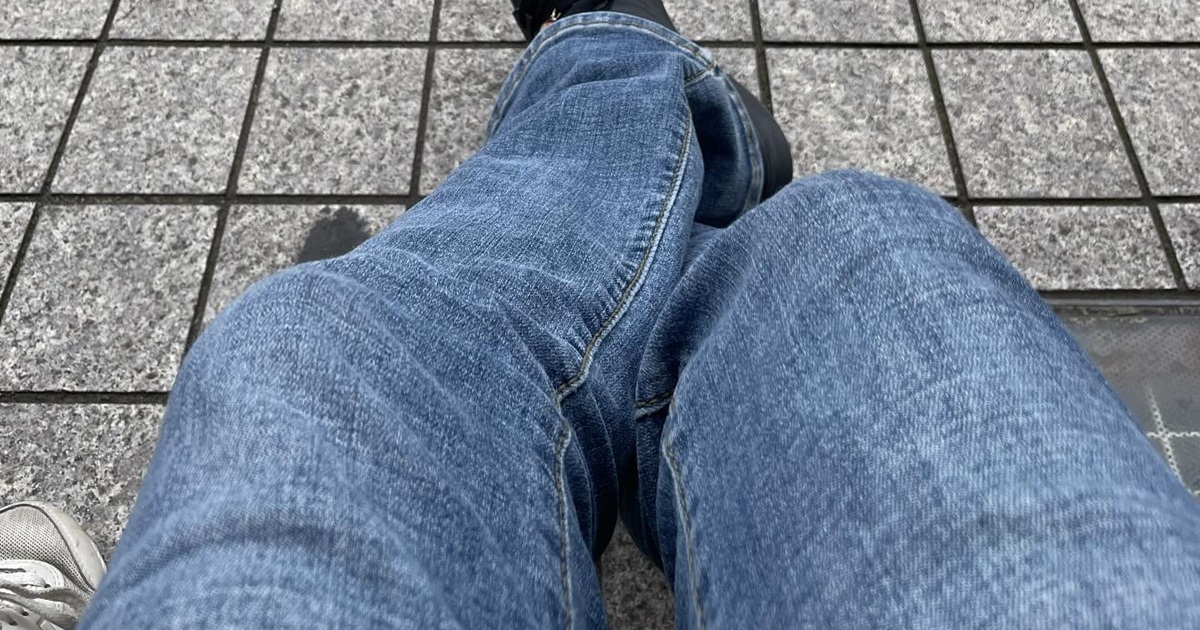 赤レンガ倉庫のベンチで一休みした女性→ふと足下を見ると……「すごっ!」 まさかの光景に「どんなことしたらそんな奇跡が」「メロすぎて滅」(1/2) | ライフスタイル ねとらぼ
