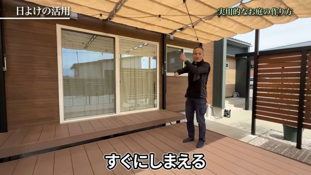ロープ操作で簡単にしまえる日よけ