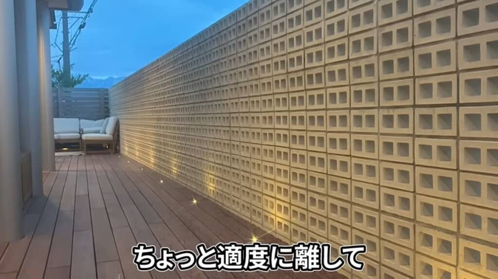 ブロック塀を下から照らすデッキ内の照明