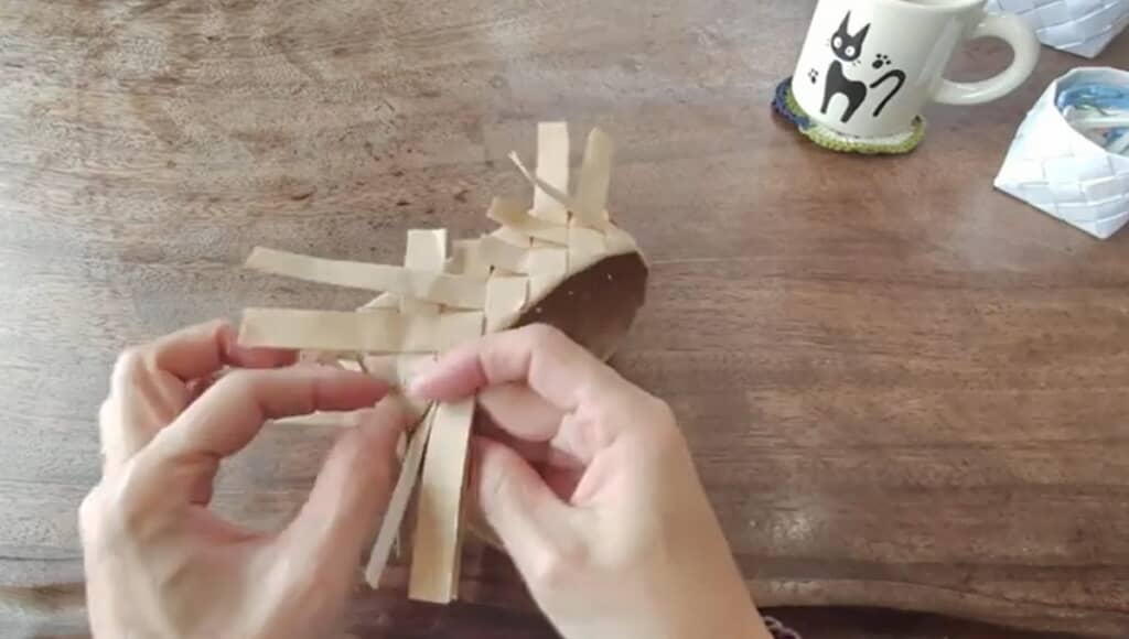 折り返して差し込んでいきます
