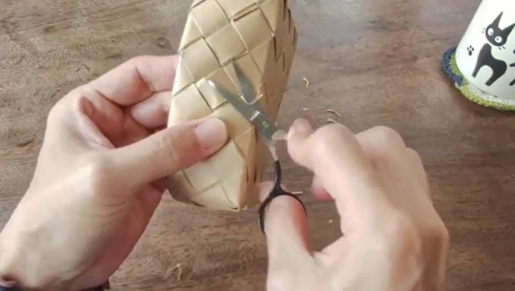 余った部分を切り落とします