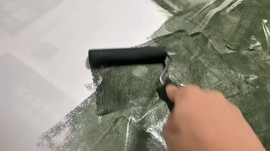 白い障子紙を緑がかった濃いグレーに塗る