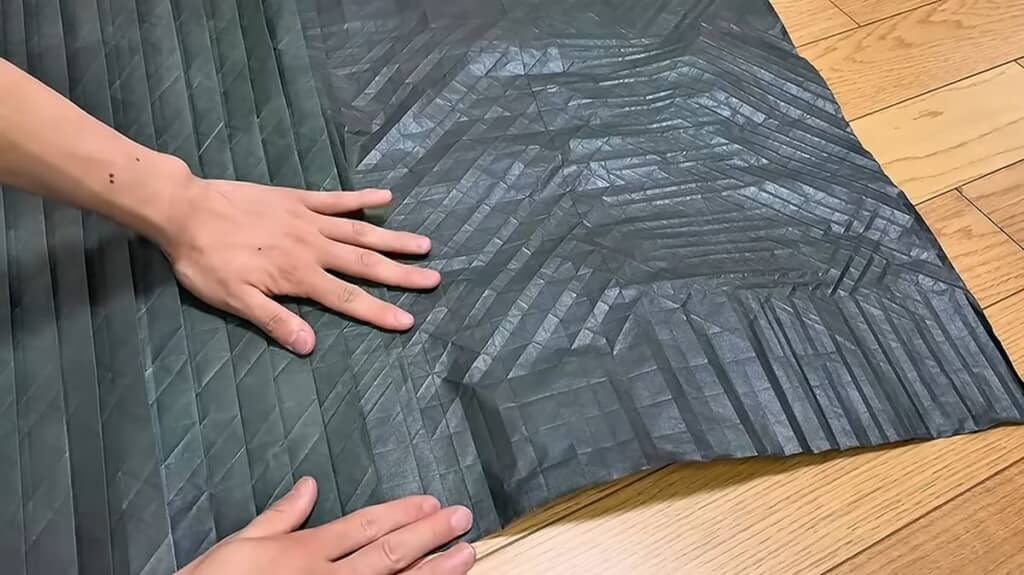 多数の折り目が付いた障子紙