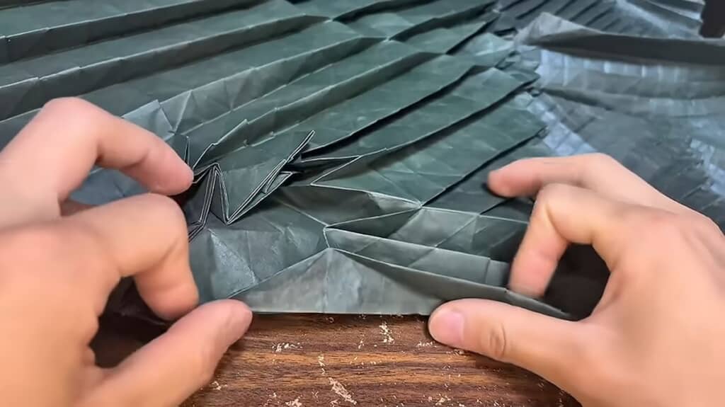 障子紙をヒダ状に折り込んでいく