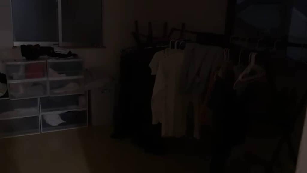 照明が未着で暗いままのランドリールーム