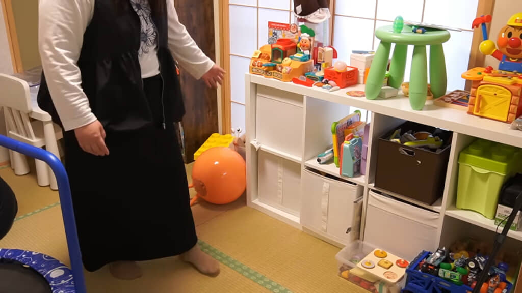 おもちゃの詰まった棚もIKEA