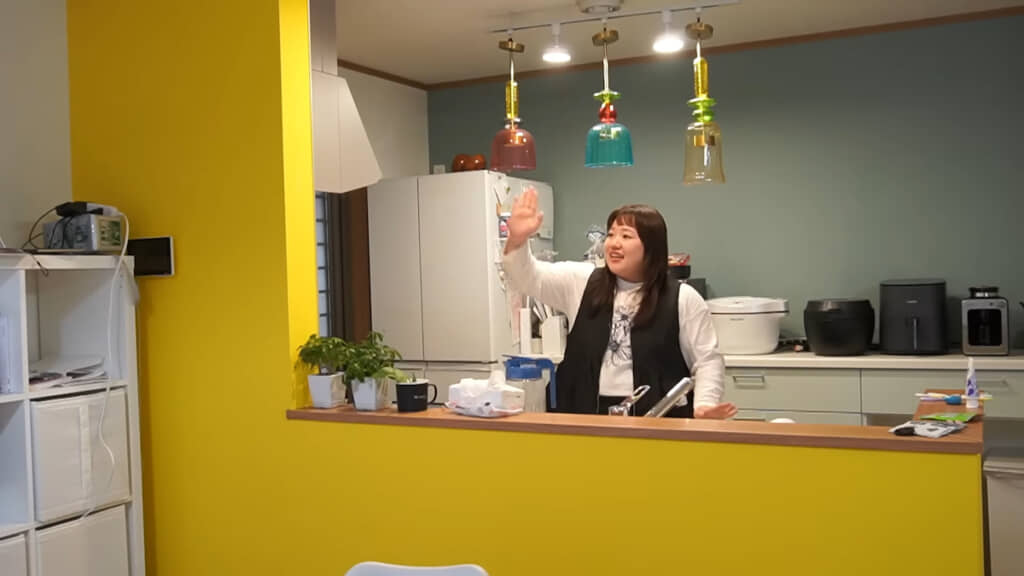 イエローのアクセントクロスもペンダントライトもお気に入り!