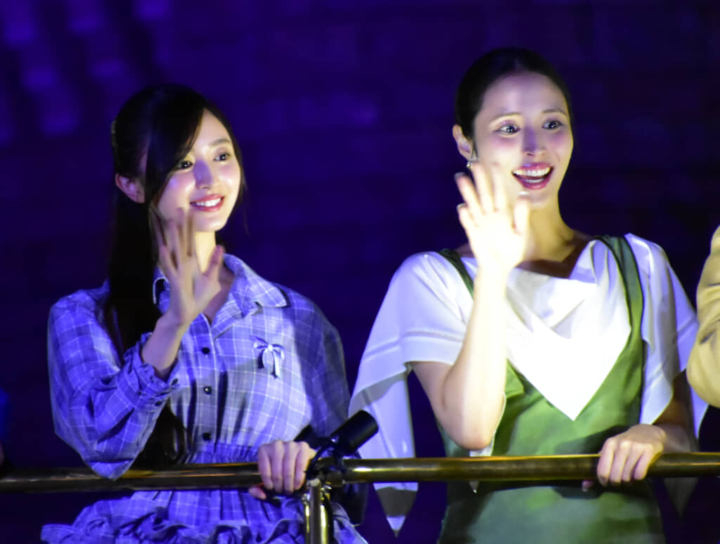 笑顔で手を振る井上さん(左)と広瀬さん