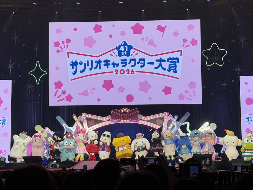ポーズをとるキャラクターたち