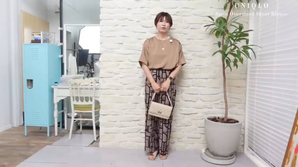 こちらがベージュカラー。品のある生地なので柄パンツにも合ってくれます