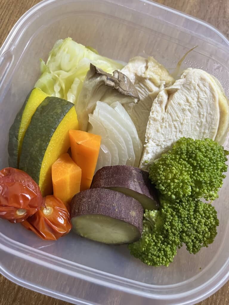 娘さんのために作った、蒸し野菜とサラダチキンのさっぱりお弁当