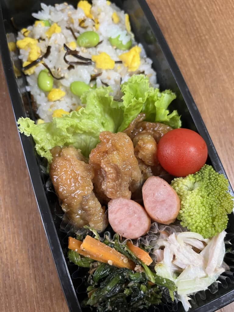 息子さんのお弁当は、野菜もたっぷり使いつつがっつり系に!