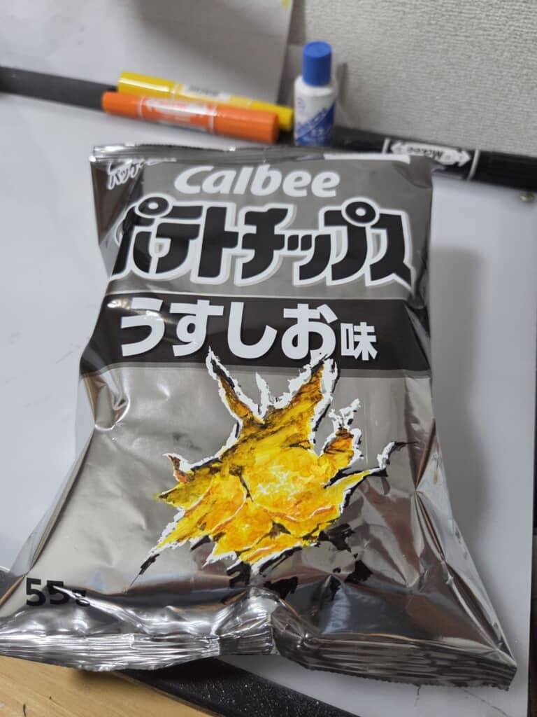 リアルなポテチが描かれた白黒ポテチの袋