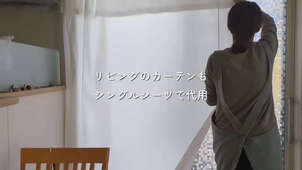 リビングのカーテンをシングルシーツで代用