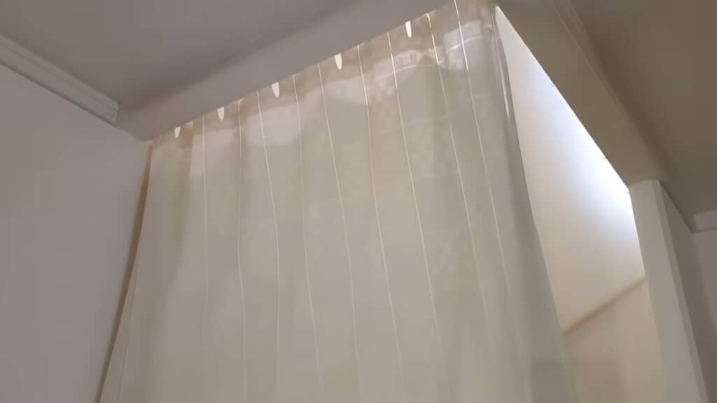 階段の冷気を透明シートとマルチカバーでカット
