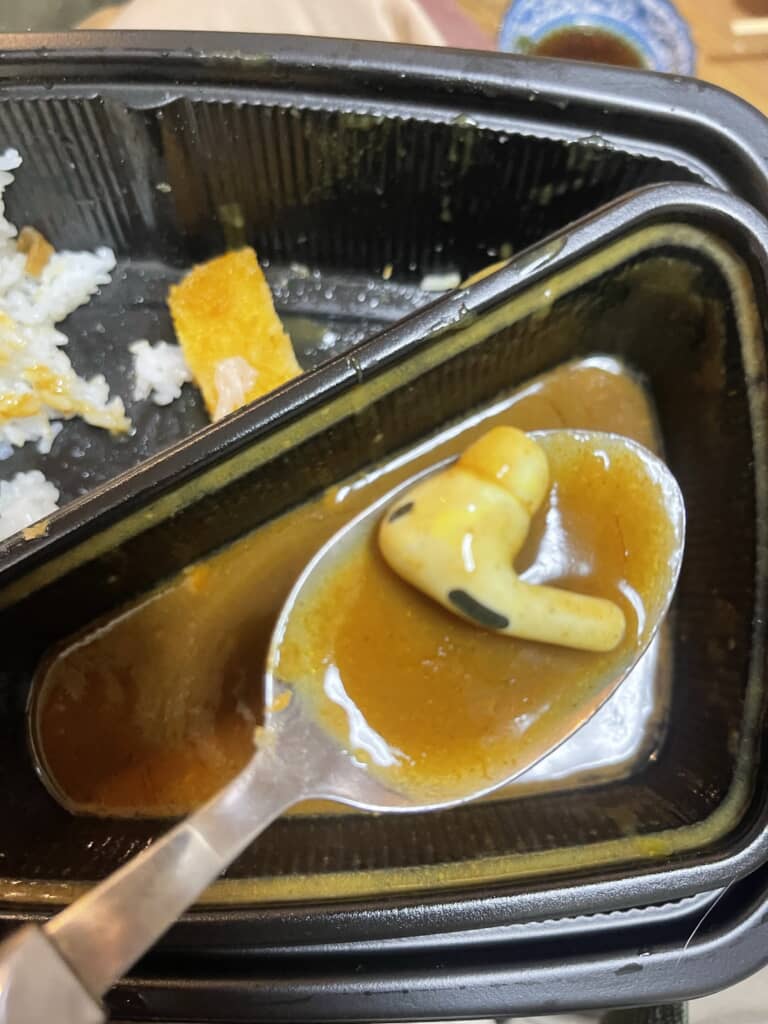 カレーを食べていたら、AirPodsを落とした
