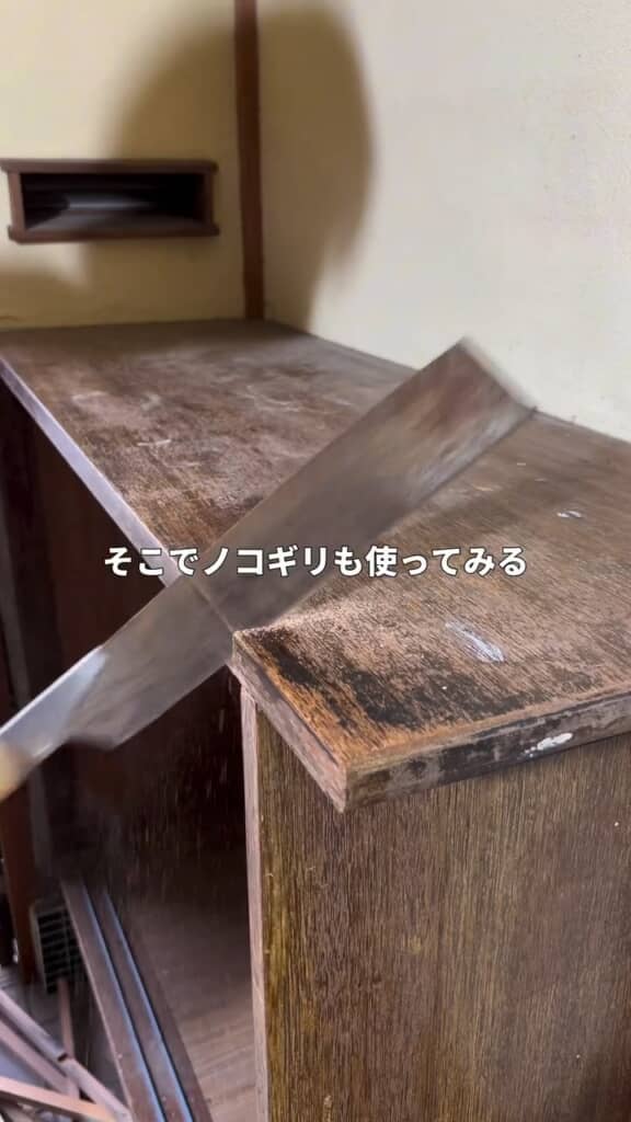 なかなか壊れず、ノコギリを入れることに