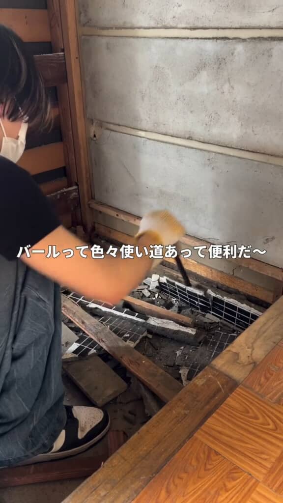 わずかに残ったタイルはバールで剥離