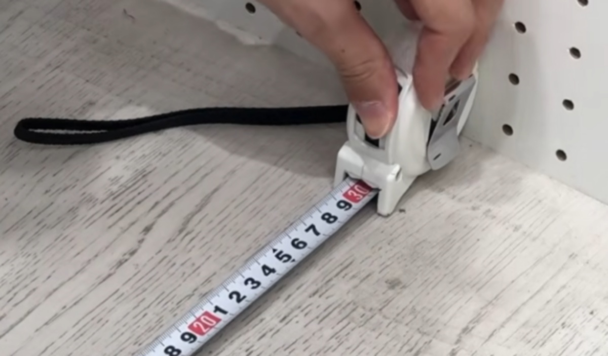 手が届かない場所の長さはどう計れば…… DIYのプロが教える“目からウロコ”のテクニックに「ちゃんと意味があったんだ…」「知らなかった!」(1/3) | リフォーム・リノベーション・DIY ねとらぼ