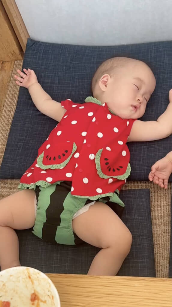 左の赤ちゃん。この子が長女かな……?