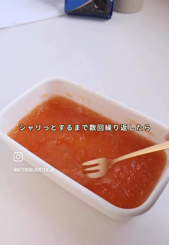タッパーに入れた液体を冷凍庫で冷やしつつ、フォークでかき混ぜる