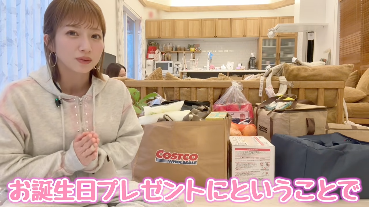 ずらりと並んだ10万円分の購入品(画像はYouTubeから)