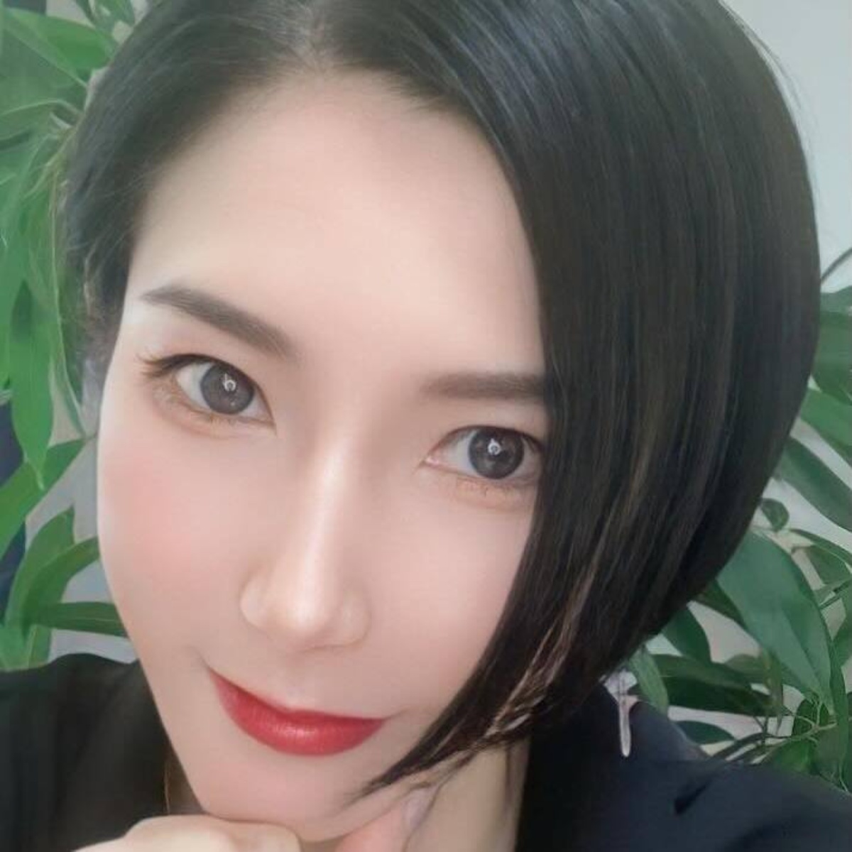 50歳コスプレイヤーおかん→白髪染めをやめて1年後…… 驚きの姿に「なんだろう推したい」「姐さんのようになりたいっす!」 (1/3) | ライフスタイル ねとらぼ