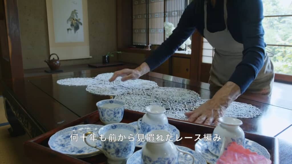 母が生前に編んだテーブルクロス