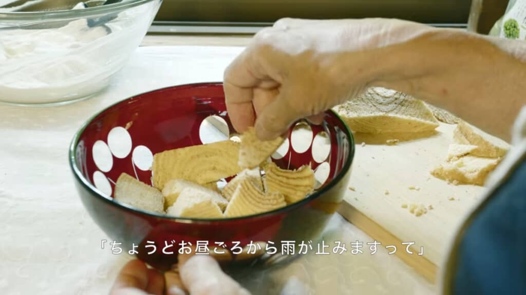 バウムクーヘンとクリームを交互に重ねて
