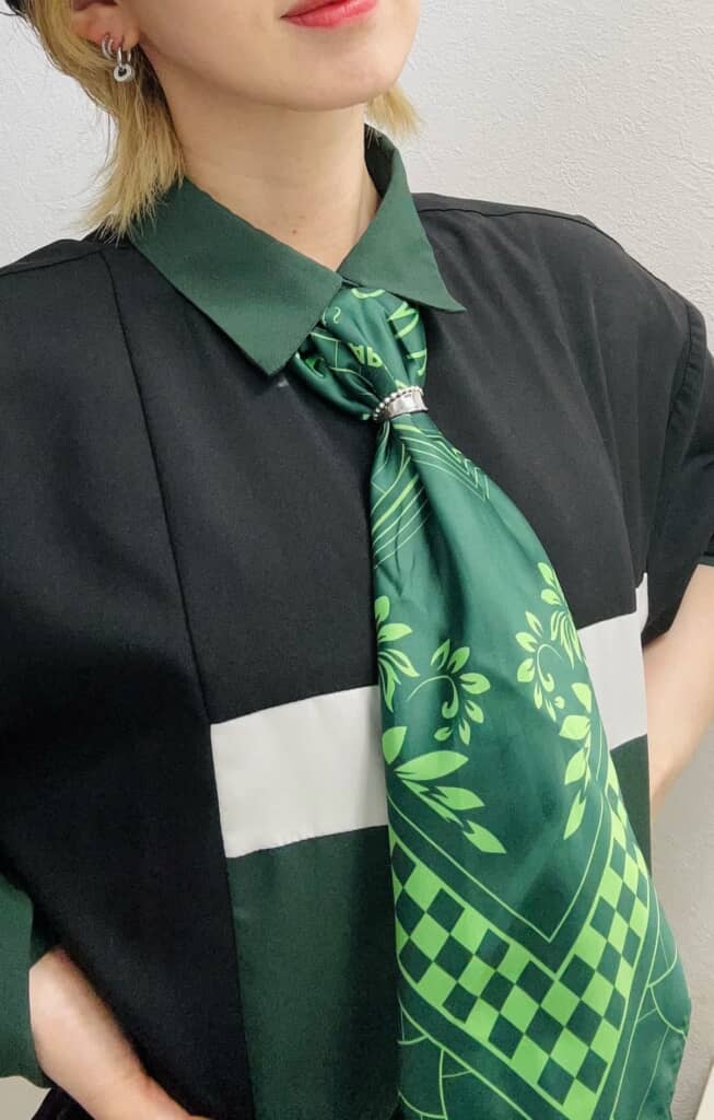 グッズスカーフをネクタイ風に！
