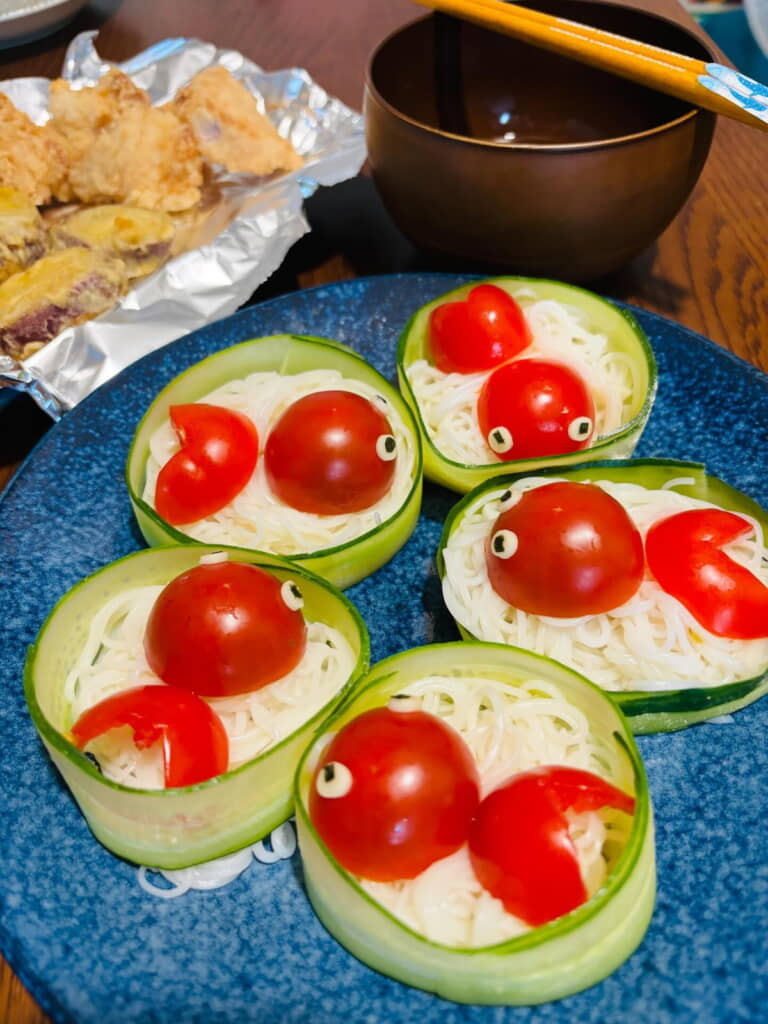 金魚がそうめんの上で泳いでいます！