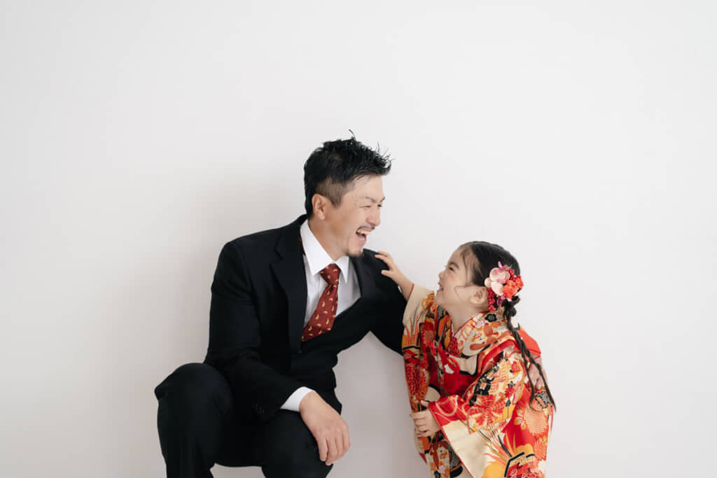 娘さんと笑い合うお父さん。よく見ると誰かに似てる……？